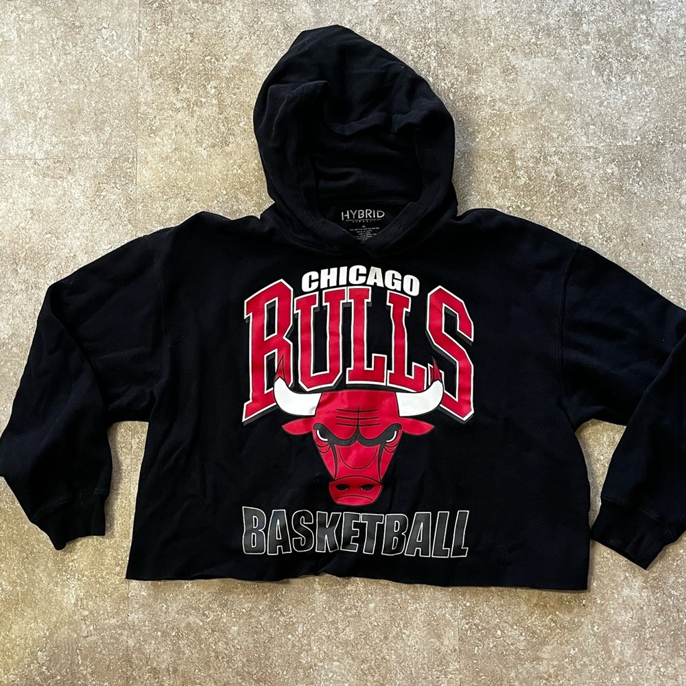 Hybrid & Company Black and Red Chicago Bulls Cropped Hoodie with Raw Hem - Picture 1 of 4
